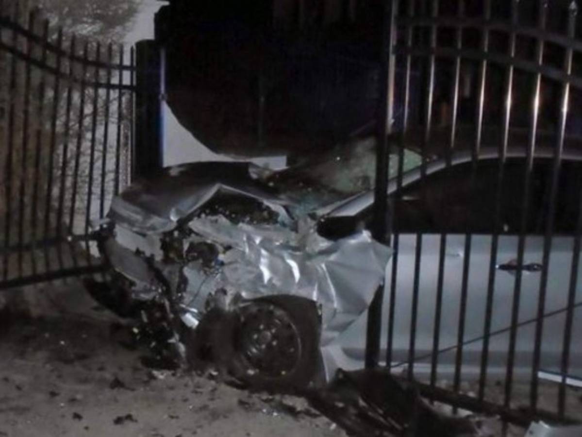 Auto robado se estrella contra casa de Taylor Swift