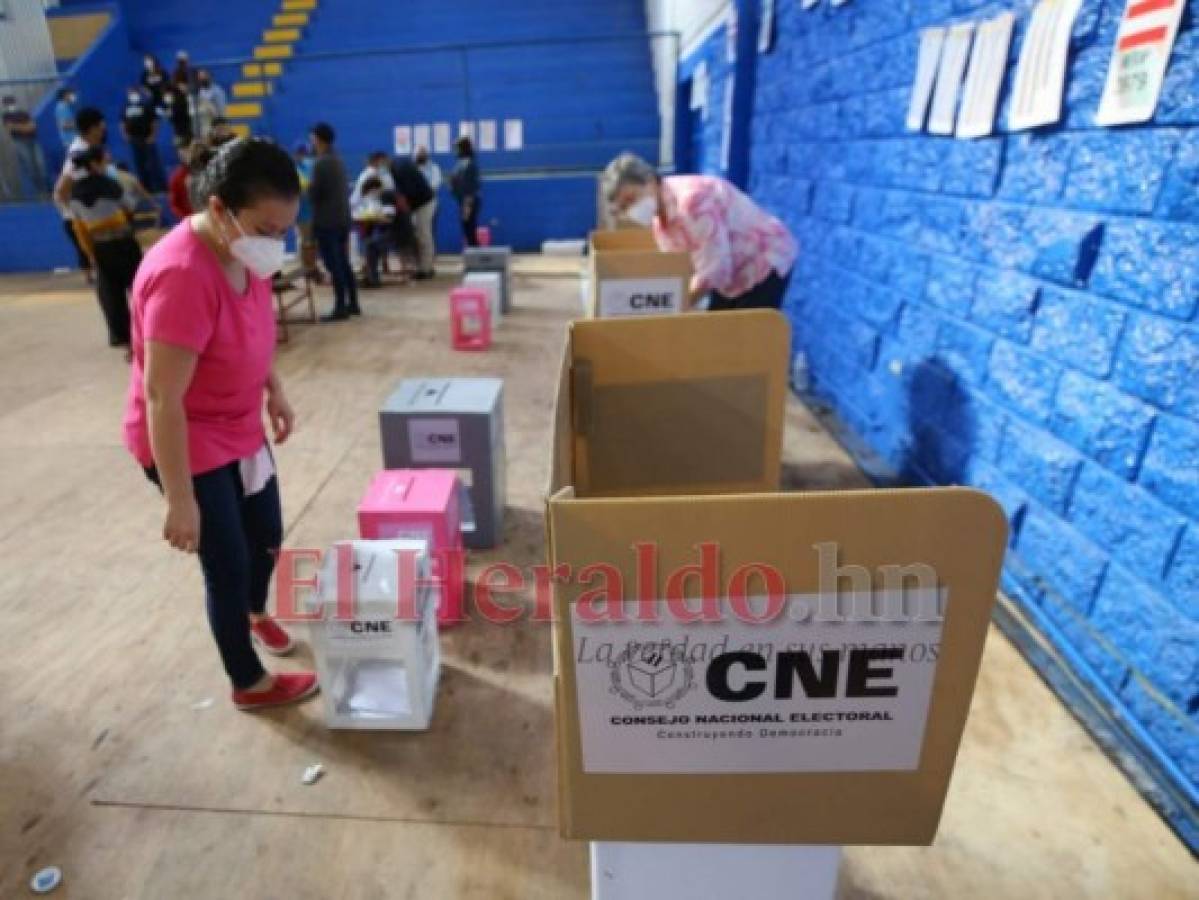 Con las urnas en el suelo se desarrollan las elecciones en la Villa Olímpica (FOTOS)