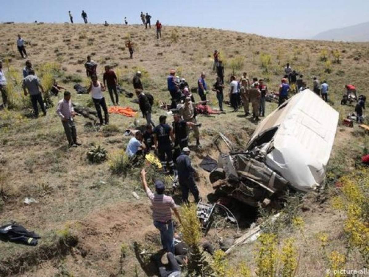 Seis muertos en el accidente de un vehículo que transportaba migrantes 