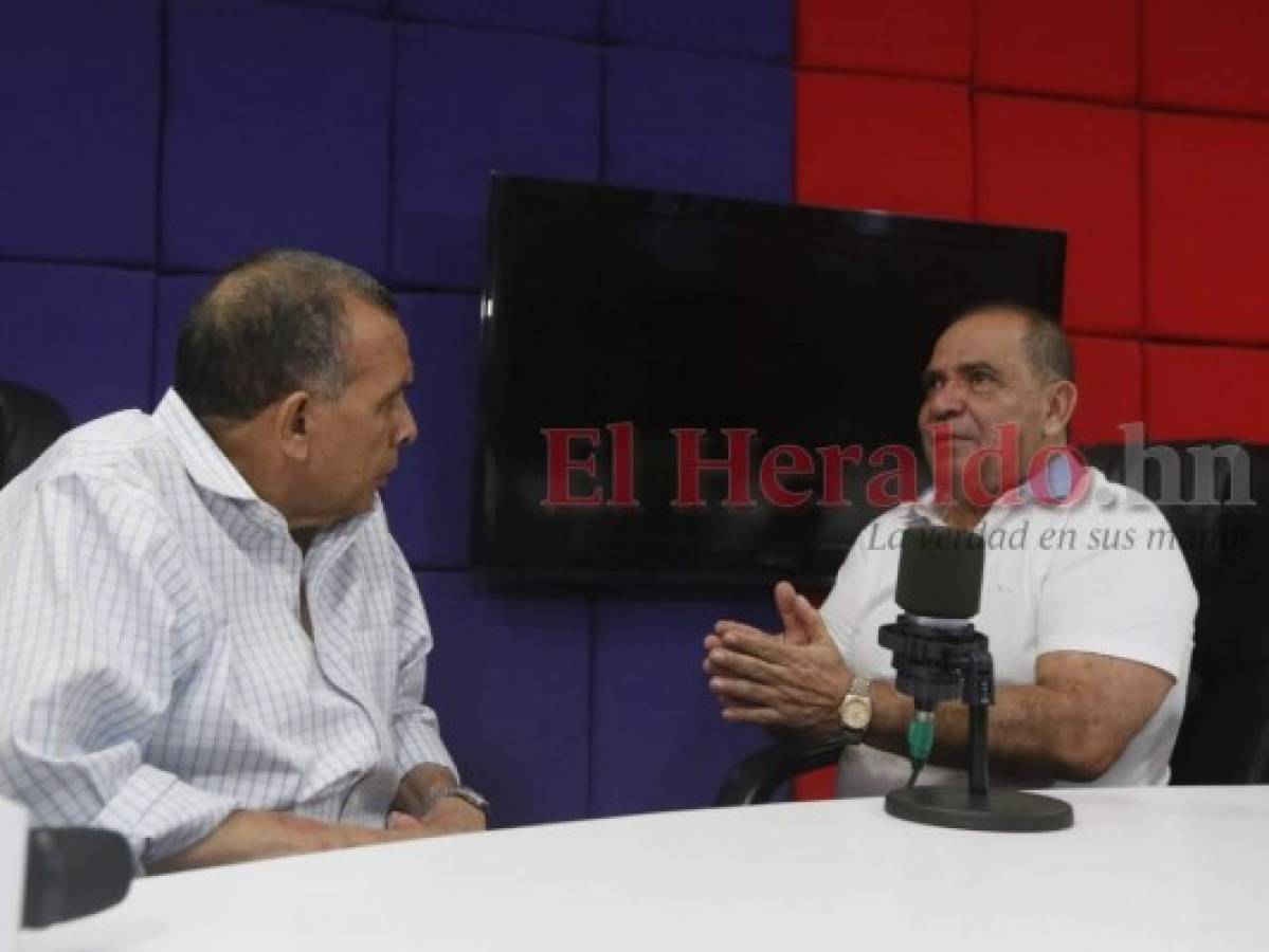 Momento en que Porfirio Lobo Sosa dialoga con David Romero Ellner. Foto Marvin Salgado| EL HERALDO