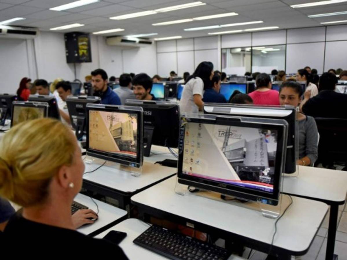 Paraguay elige presidente con candidato derechista como favorito  