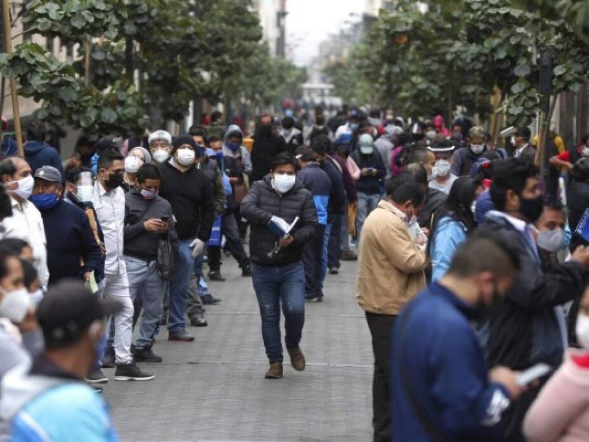 Peruanos salen en masa tras finalizar cuarentena de 106 días 
