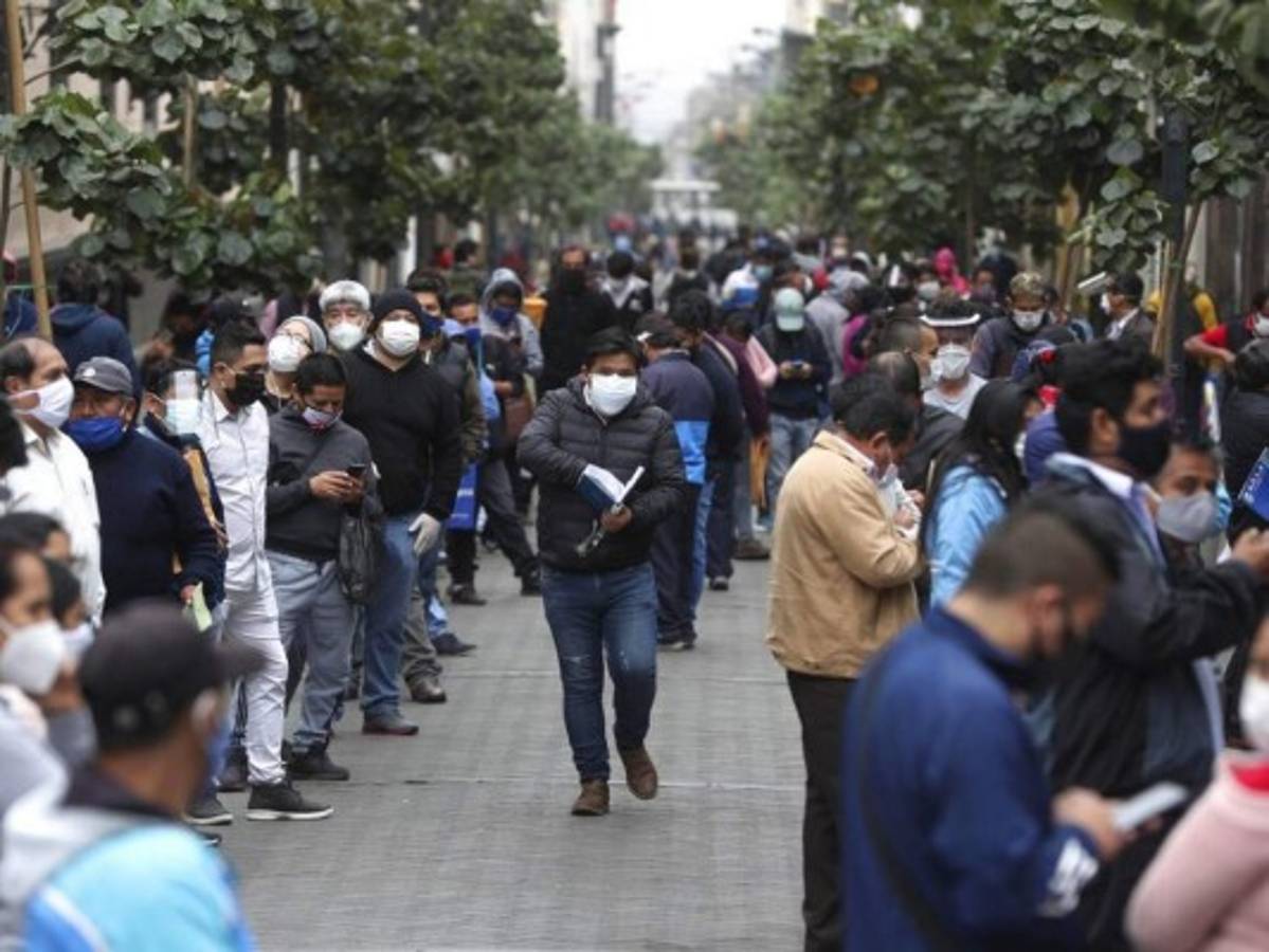 Peruanos salen en masa tras finalizar cuarentena de 106 días 