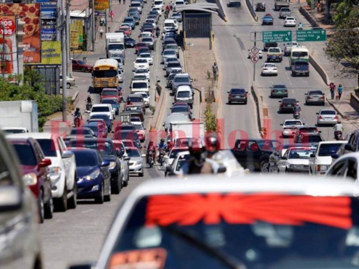 Vehículos con placas 6 y 7 pagan en octubre