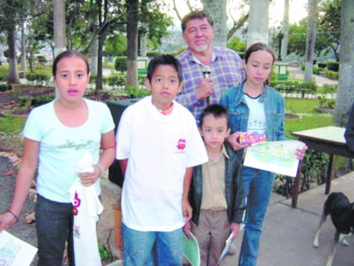 Enrique Ponce Garay entre libros, cine y amigos