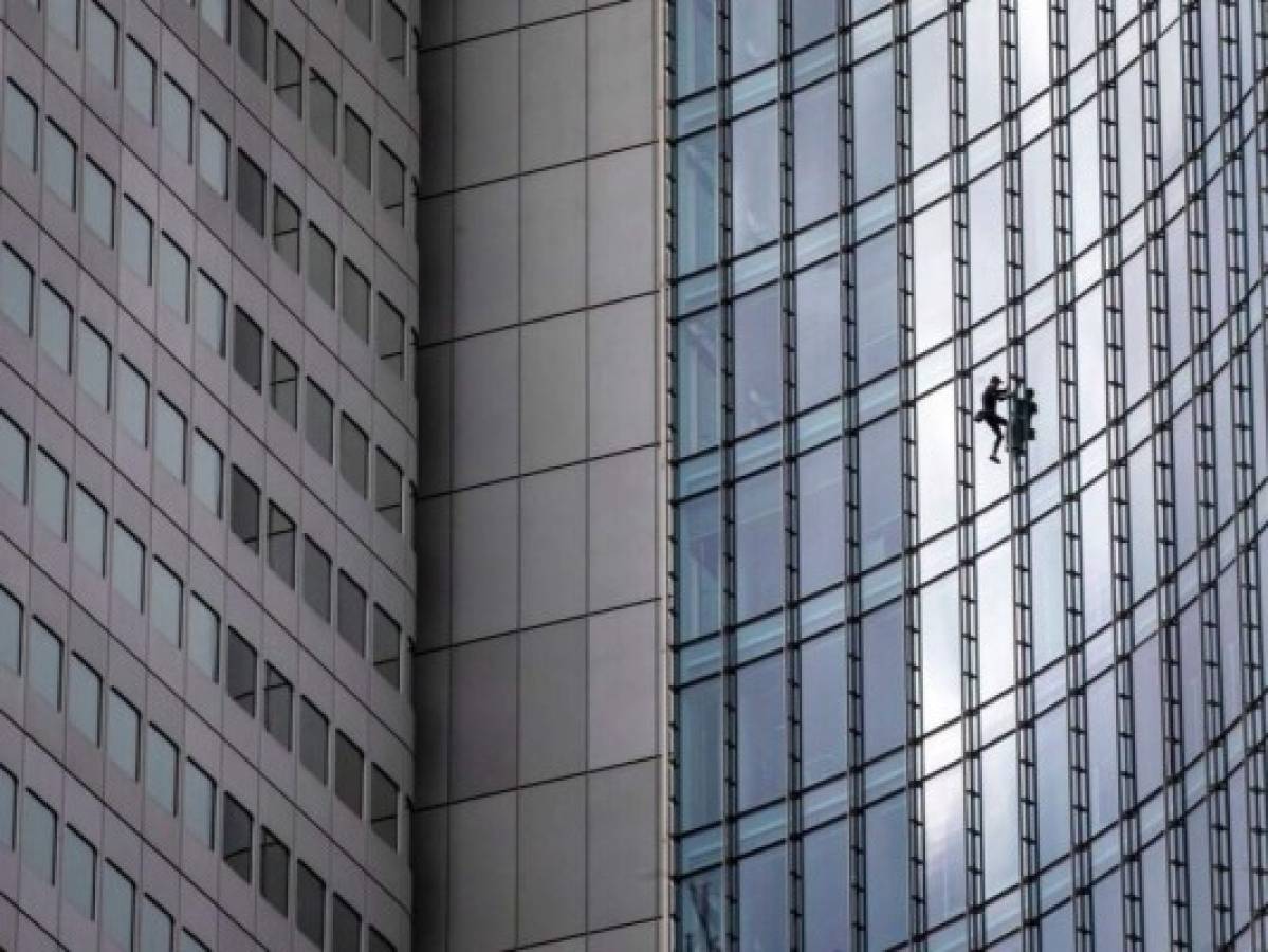 'Hombre Araña francés” escala rascacielos en Fráncfor
