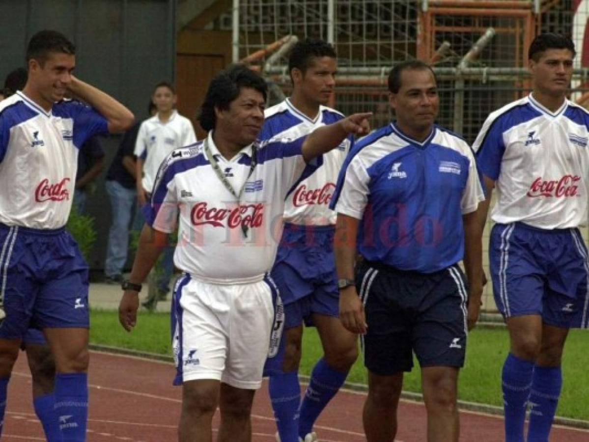 Ramón Maradiaga cuando era DT de la Selección de Hondyras, camina en la pista del Estadio Olímpico junto al fallecio PF, Ricardo Ángeles, y los jugadores Júnior Izaguirre, Jaime Rosales y Hugo Caballero.