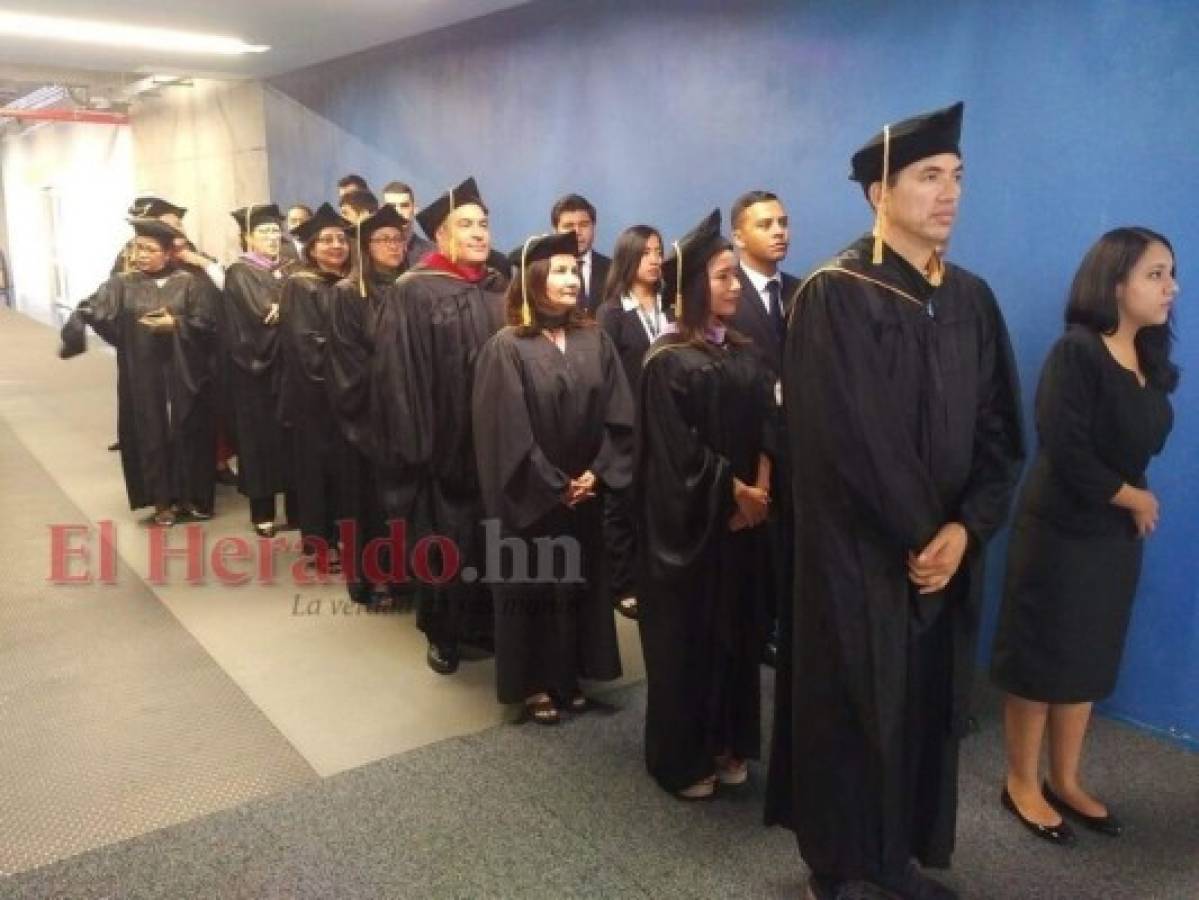 Un total de 1,280 profesionales obtendrán su título universitario de la Universidad Nacional Autónoma de Honduras. Foto: Ricardo Sánchez| EL HERALDO