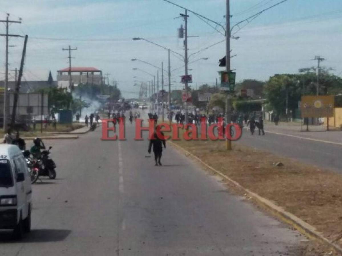 Manifestantes son desalojados con bombas lacrimógenas en Choluteca