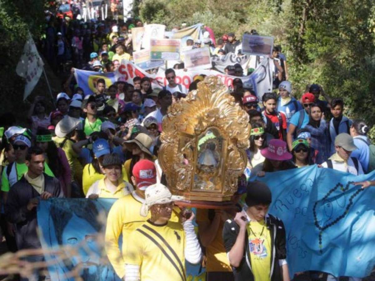Masivo peregrinaje de jóvenes en honor a Suyapa desde El Piligüín a la Basílica