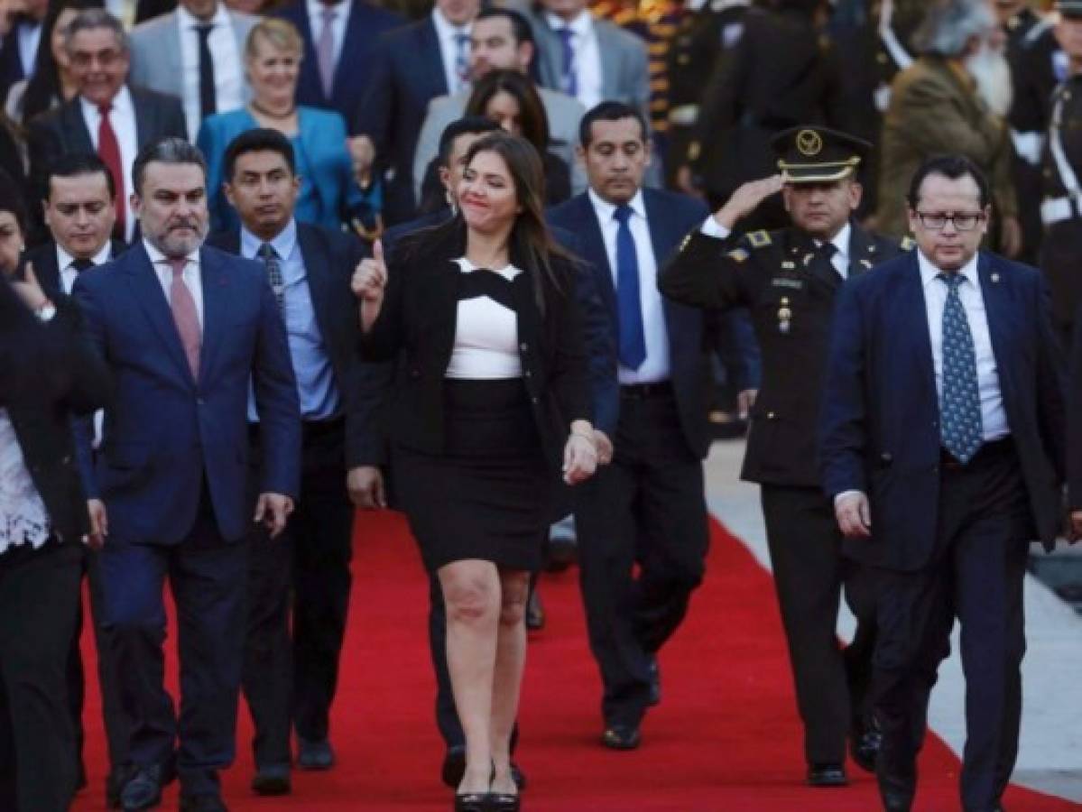 Presidente de Ecuador remueve a vicepresidenta  