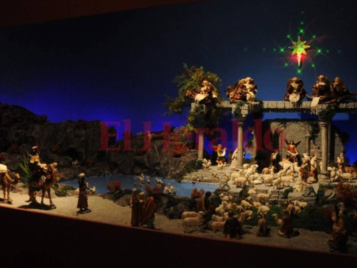 Imponente es el pesebre que Banhcafé tiene a la vista de los capitalinos. Foto: Marvin Salgado/EL HERALDO