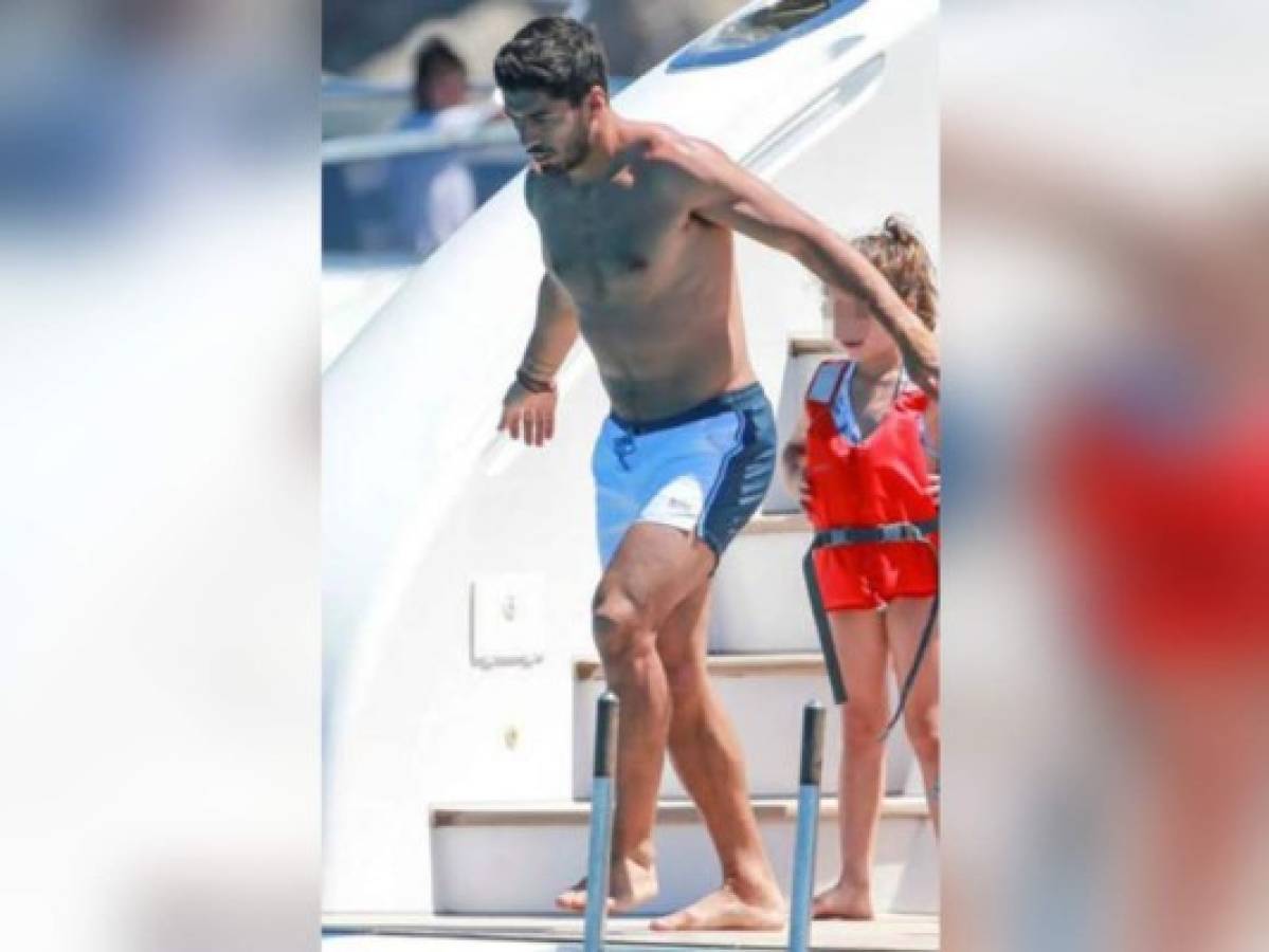 Luis Suárez luce con libras de más durante vacaciones en Ibiza