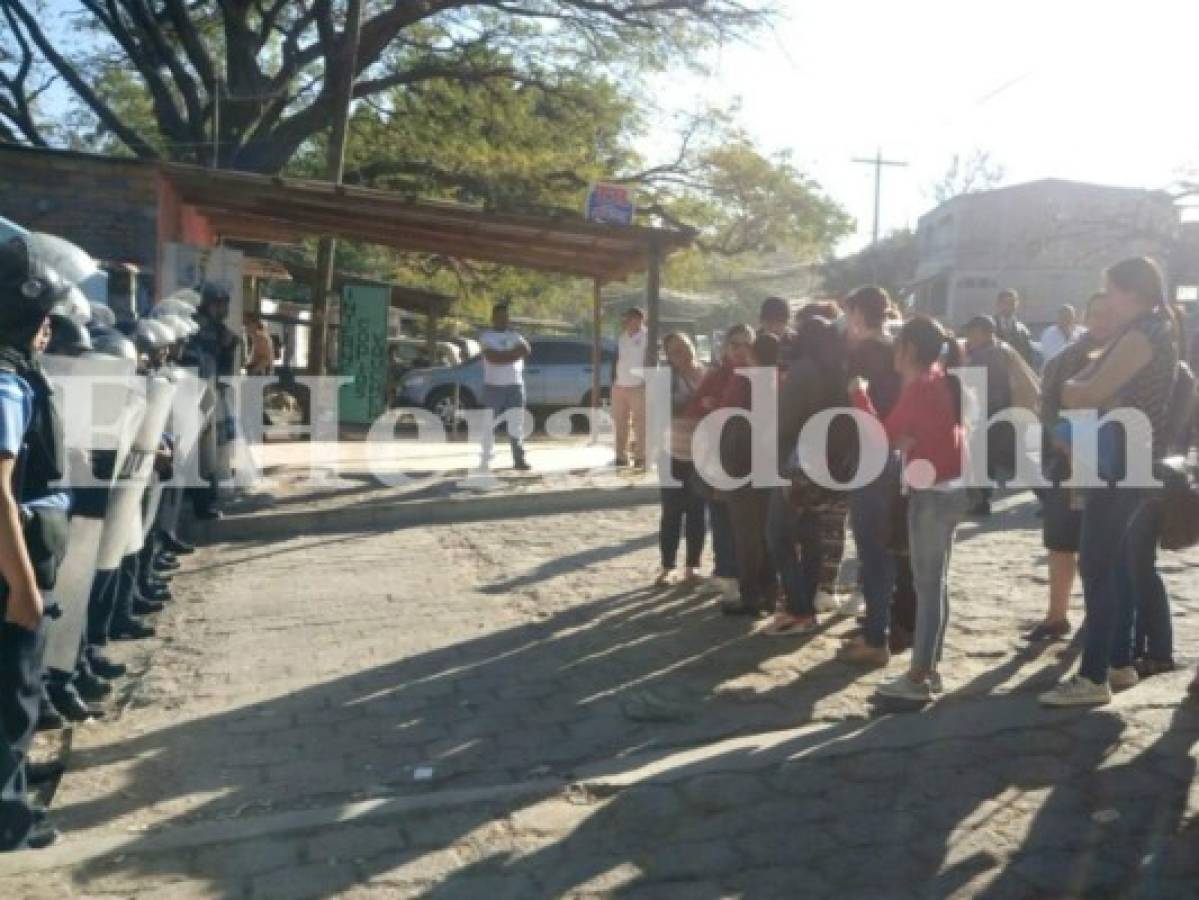 Honduras: Instalaciones de la Departamental de Educación amanecen tomadas