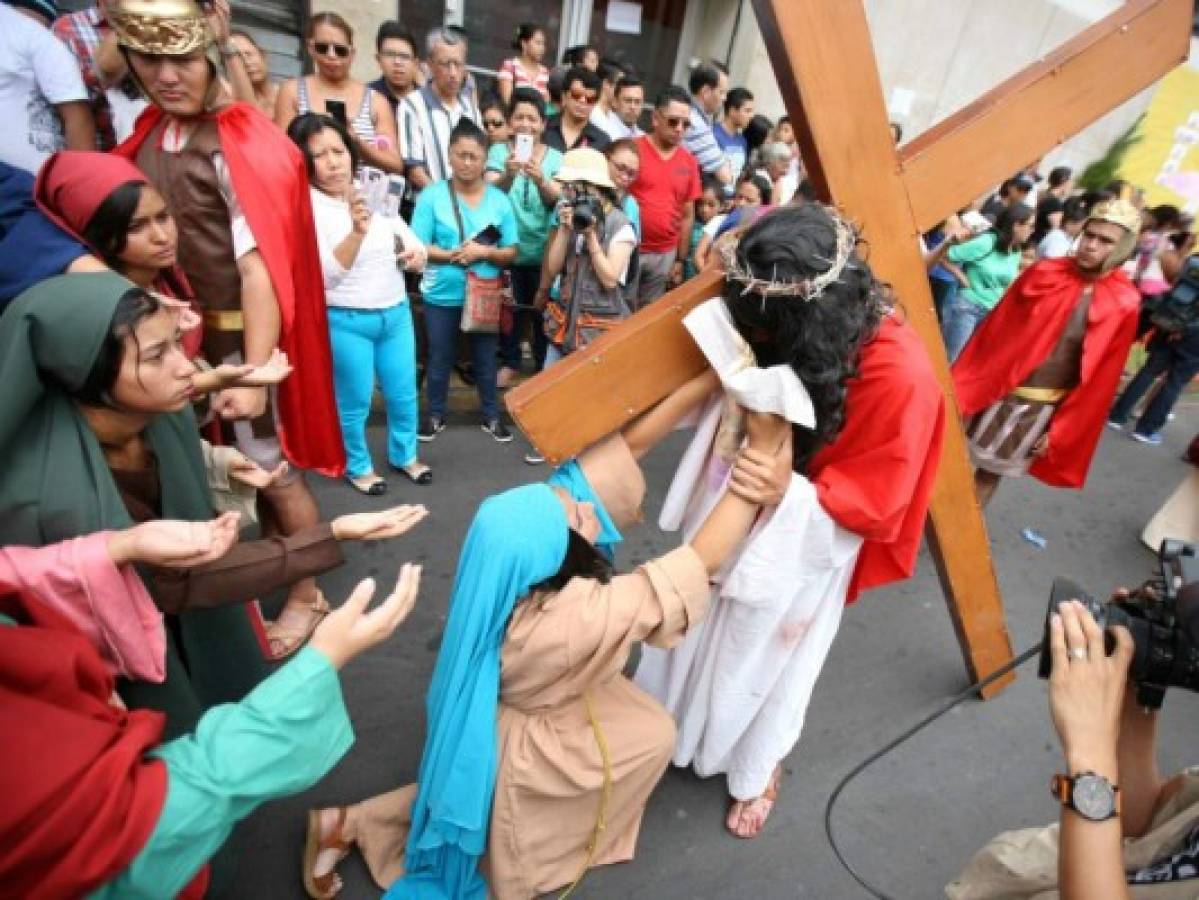 Realidades que afectan a Honduras fueron representadas en el Vía Crucis