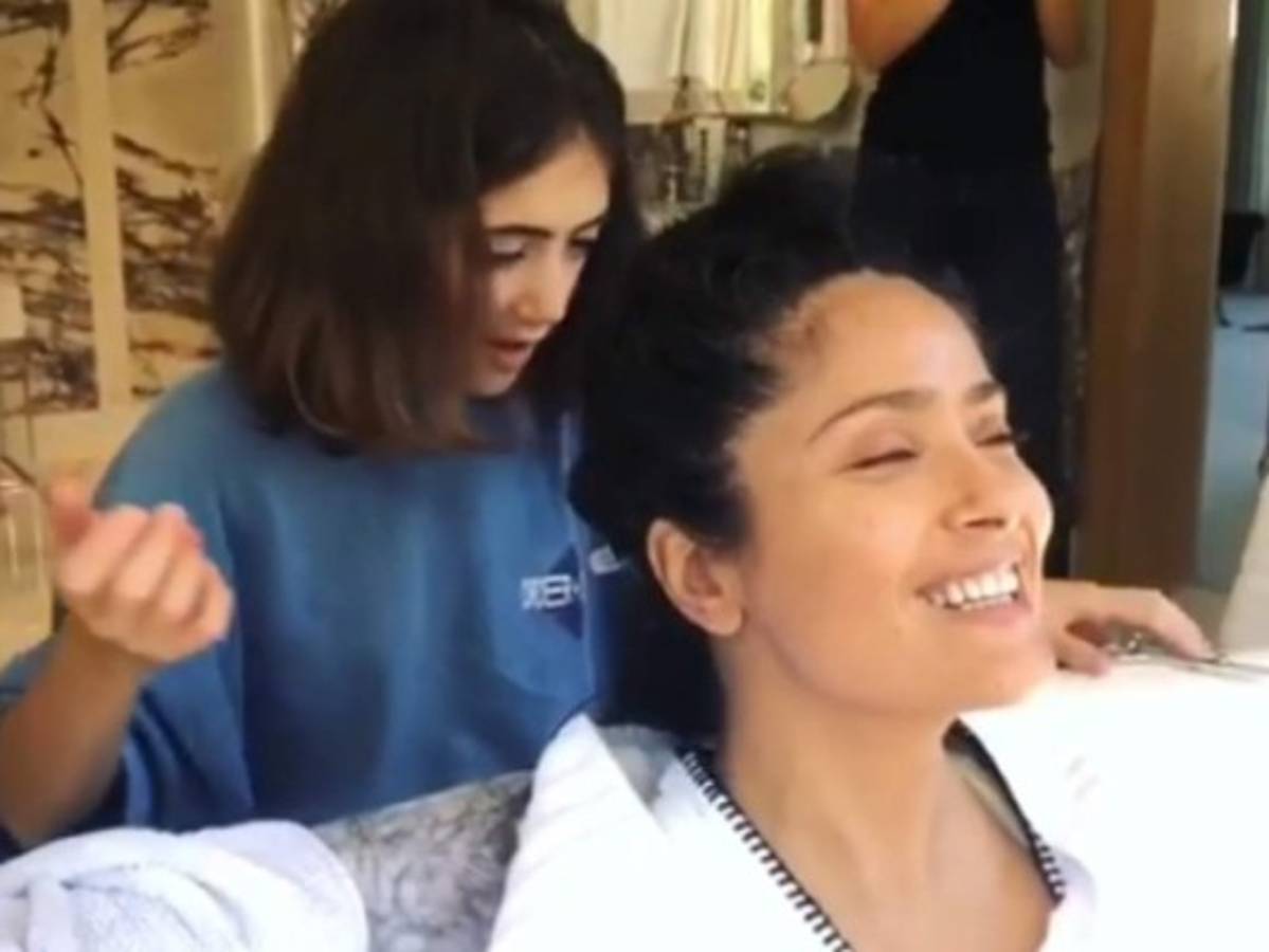 Salma Hayek deja que su hija de 11 años le corte el cabello