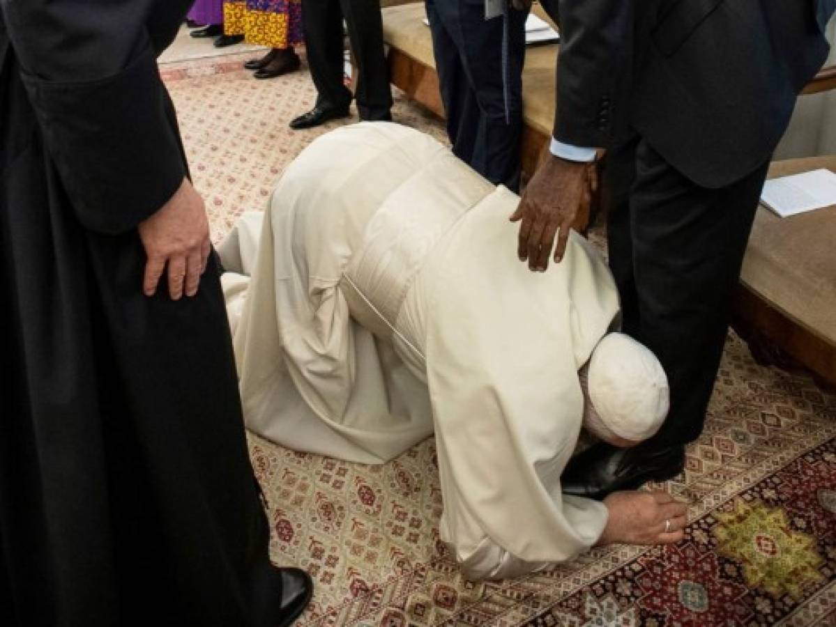 Papa Francisco besa zapatos de líderes rivales de Sudán del Sur  