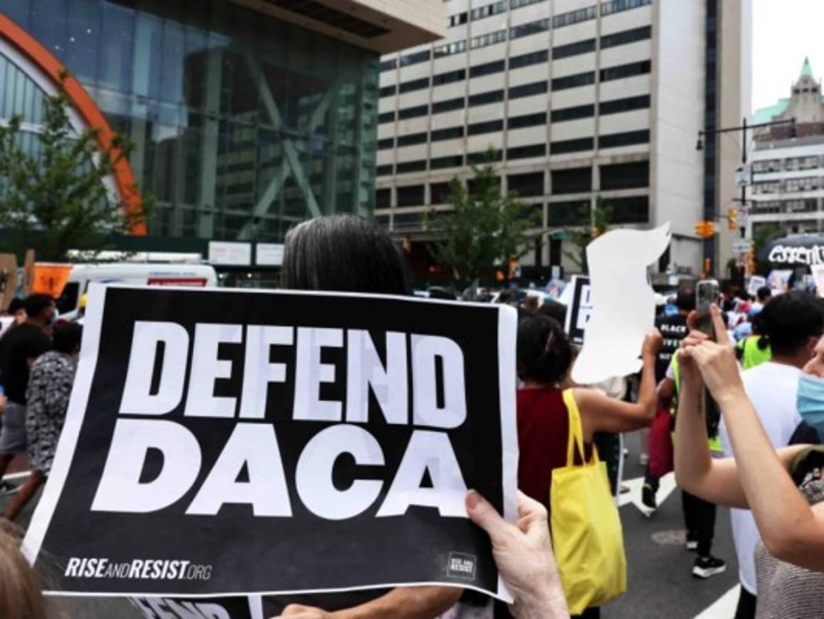 Gobierno de Biden toma nuevas medidas para mantener el DACA  