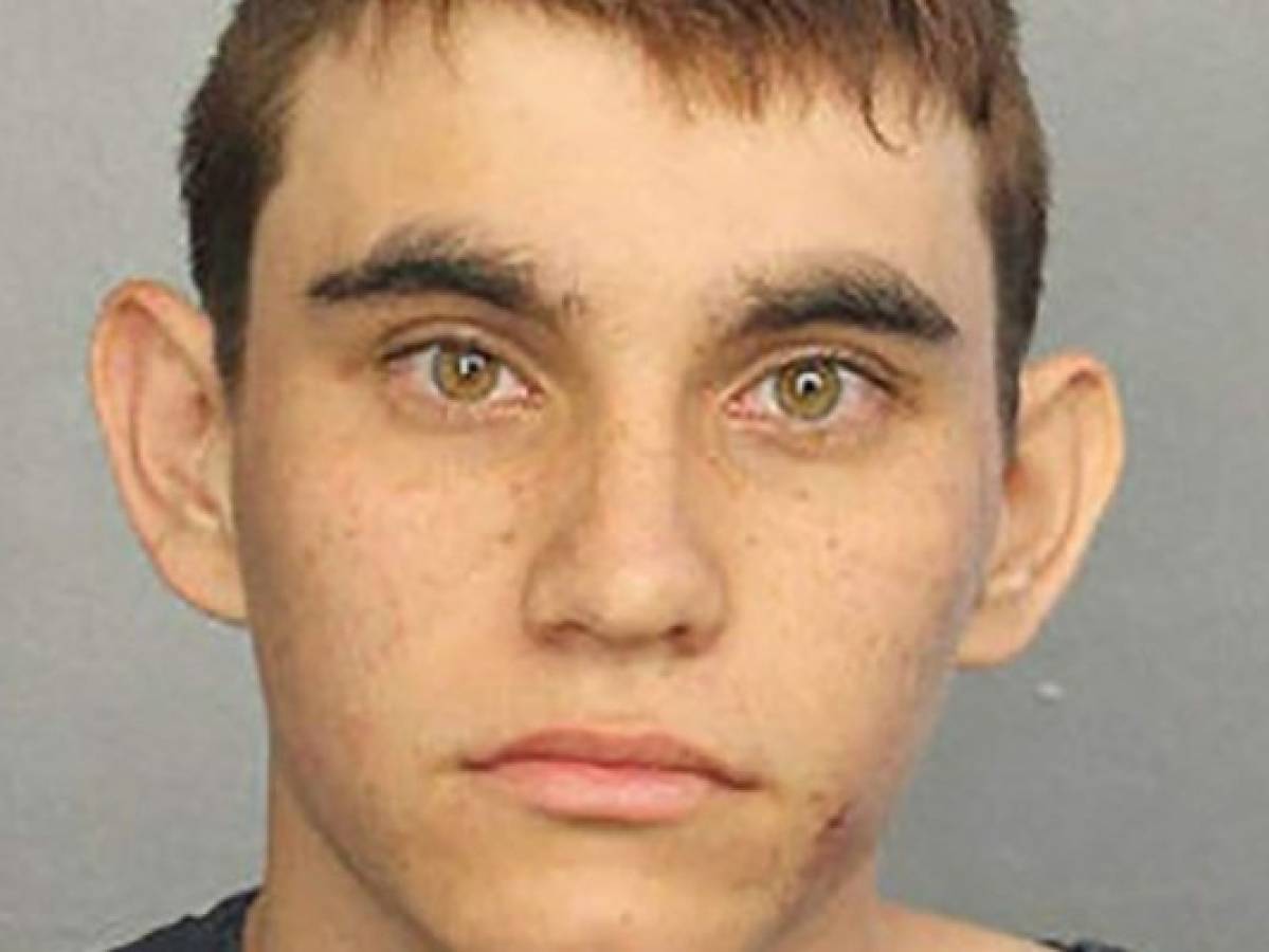 Inculpan por 17 asesinatos con premeditación a joven que atacó escuela en Florida