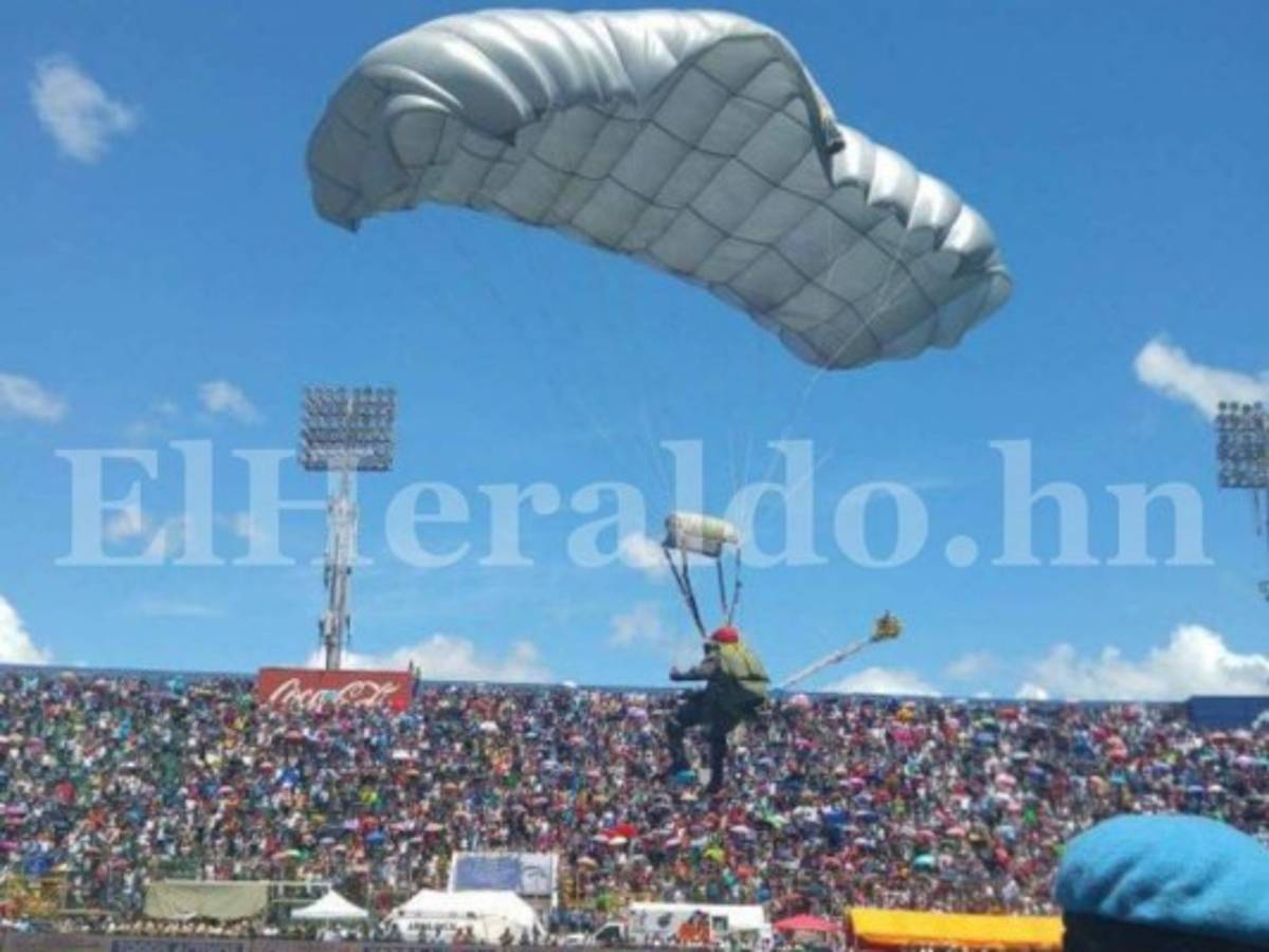 Paracaidistas y estrategias militares presentes en desfiles patrios 2016