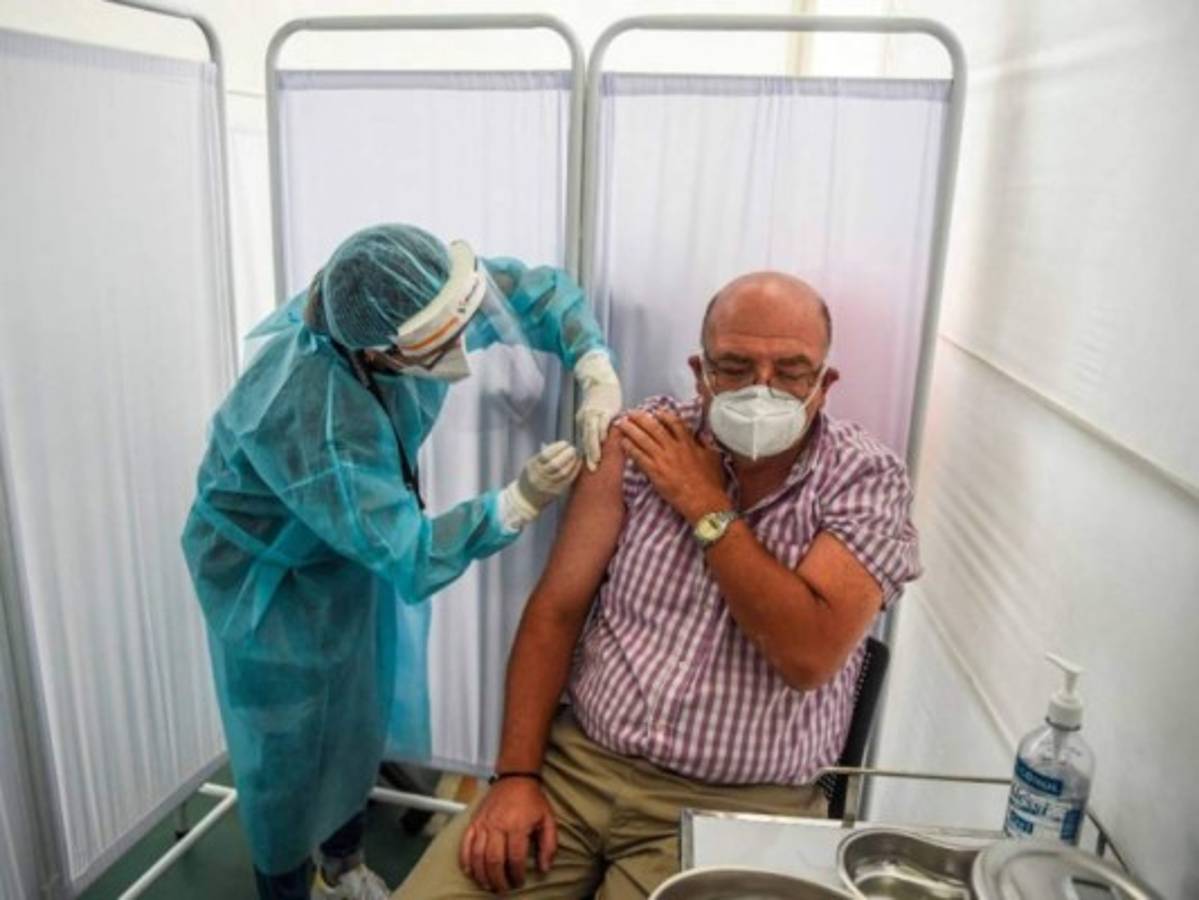 Perú suspende ensayo de vacuna china contra covid-19 por reacción