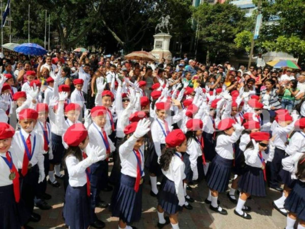 Desfiles: Estudiantes de primaria llenan de civismo la capital de Honduras