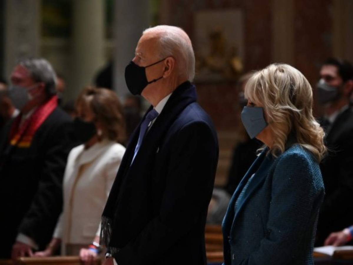 El presidente electo Joe Biden junto con su esposa Jill Biden en la iglesia. Foto AFP