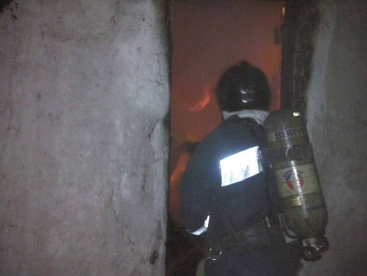 Casa es consumida por la llamas en Siguatepeque