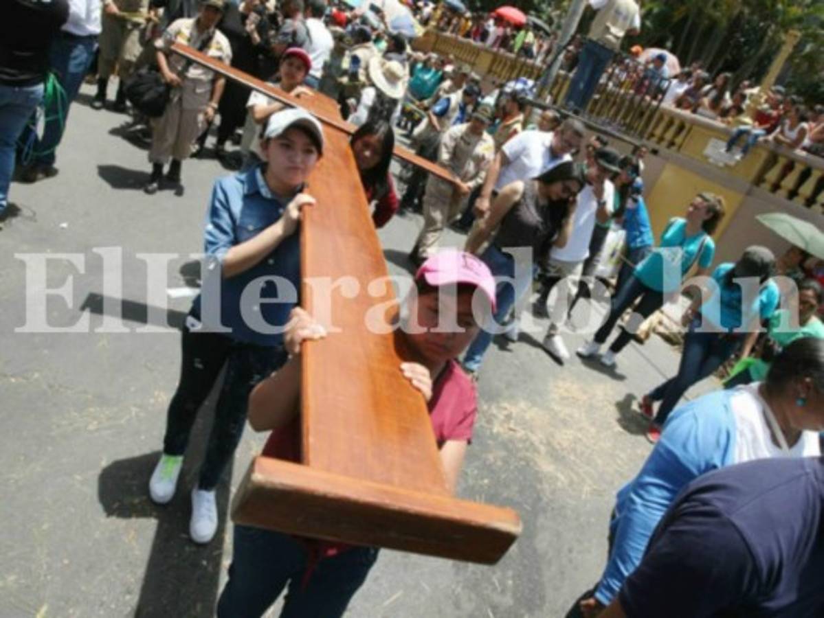 Hombres, mujeres y niños que con su voz replicaban los cantos que dirigía el coro arquidiocesano. Foto Efraín Salgado/EL HERALDO