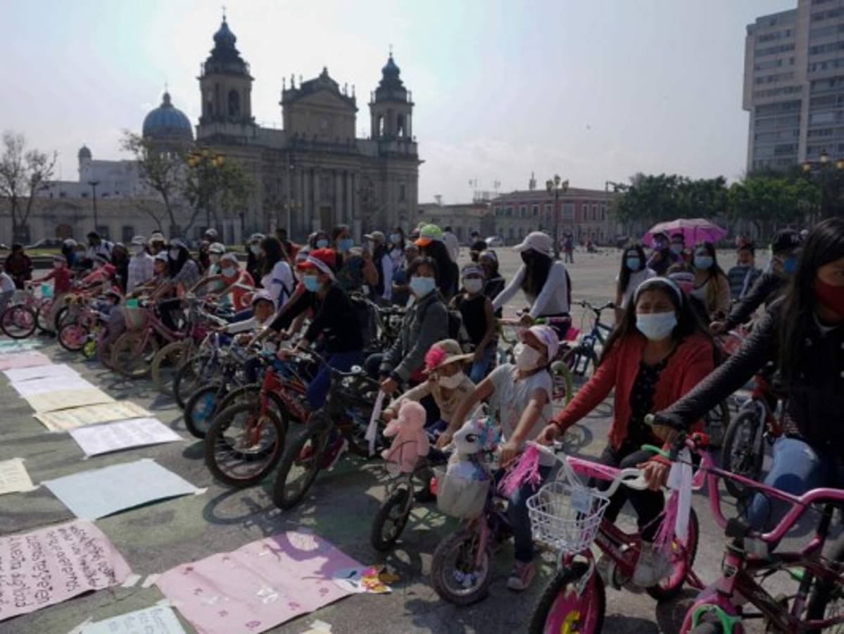 En bicicleta, exigen justicia por asesinato de niñas en Guatemala