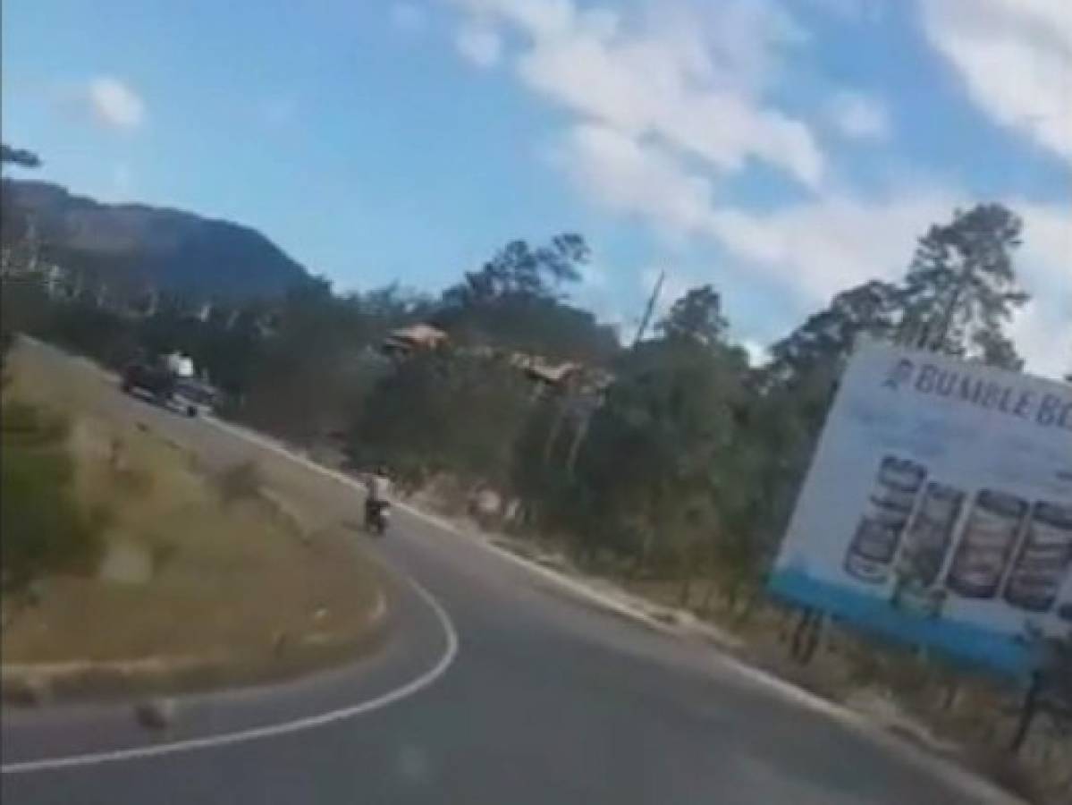 El video captó cuando el hombre perdió el contro de su moto y cayó al suelo gravemente herido.
