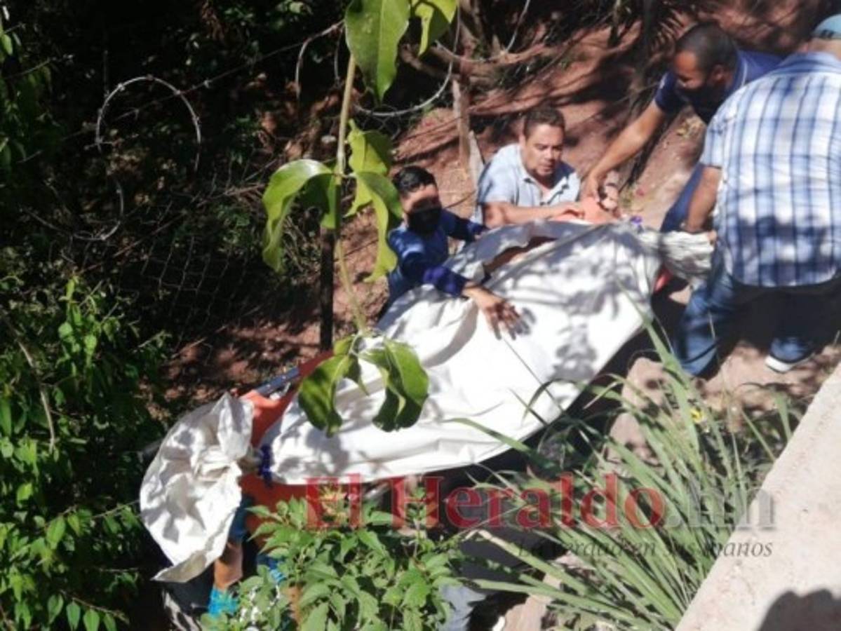 El momento en que el personal de Medicina Forense hace el levantamiento del cuerpo ya sin vida de Federico Martínez. Foto: Estalin Irías | EL HERALDO