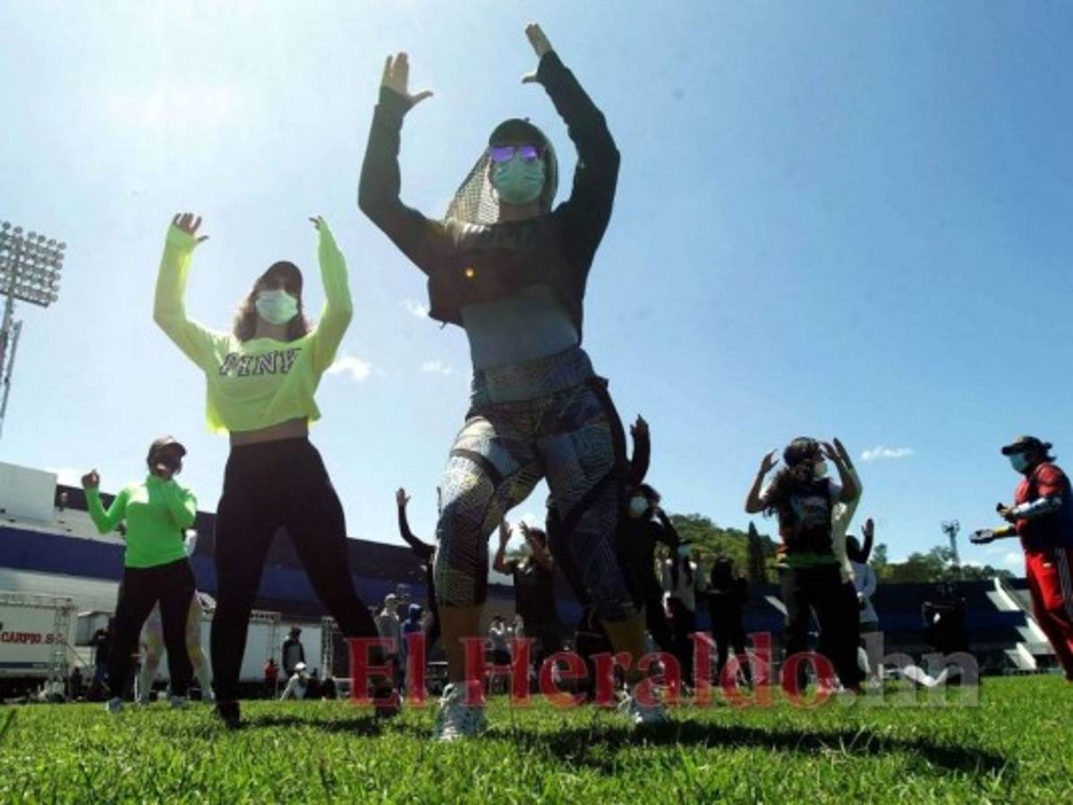 Los grupos coreográficos ensayan desde tempranas horas en la grama del Tiburcio Carías Andino para brindar un show inolvidable el 15 de septiembre. Foto: Alex Pérez/El Heraldo