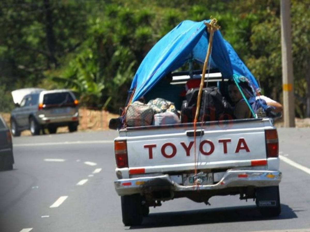 Veraneantes abandonan masivamente la capital rumbo al norte y sur de Honduras