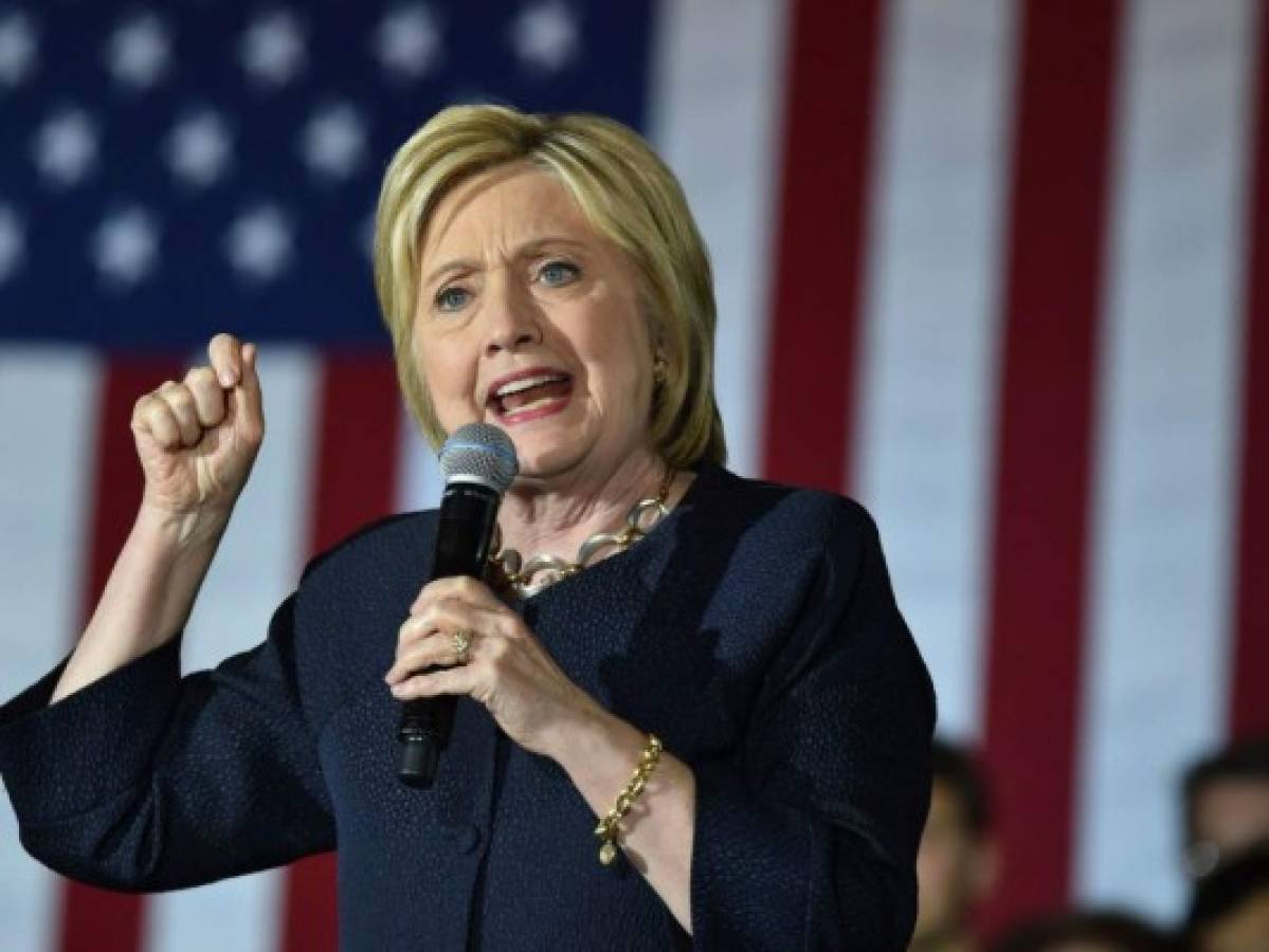 Hillary Clinton lamenta no haber despedido a un hombre acusado de acoso