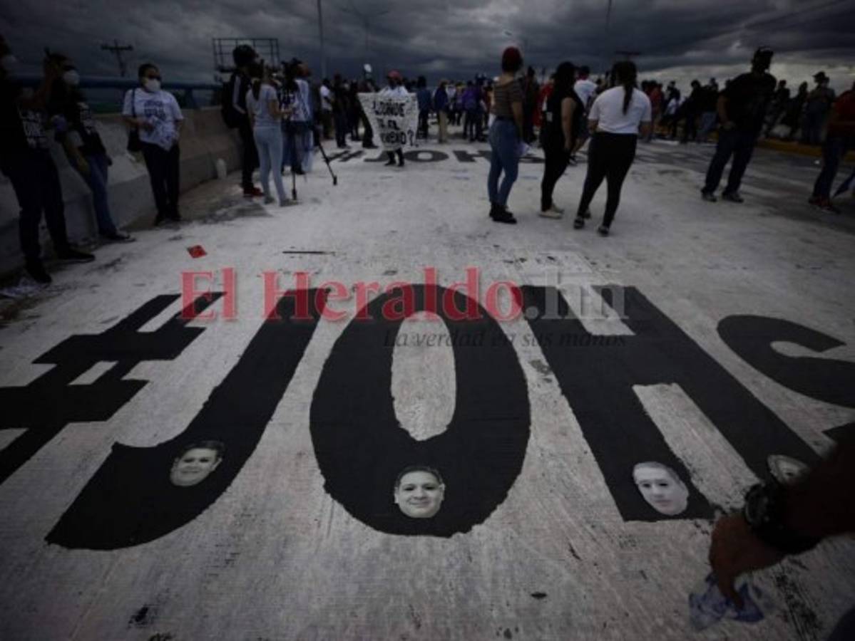 Pintan nuevos reclamos en el puente Paz y Esperanza del bulevar Suyapa