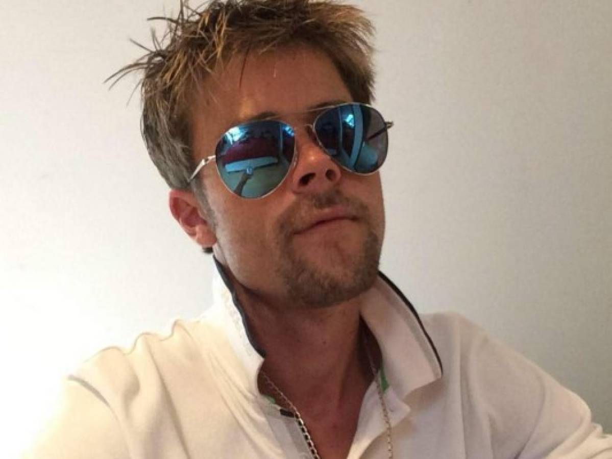 Joven se parece a Brad Pitt y es acosado por las mujeres en la calle