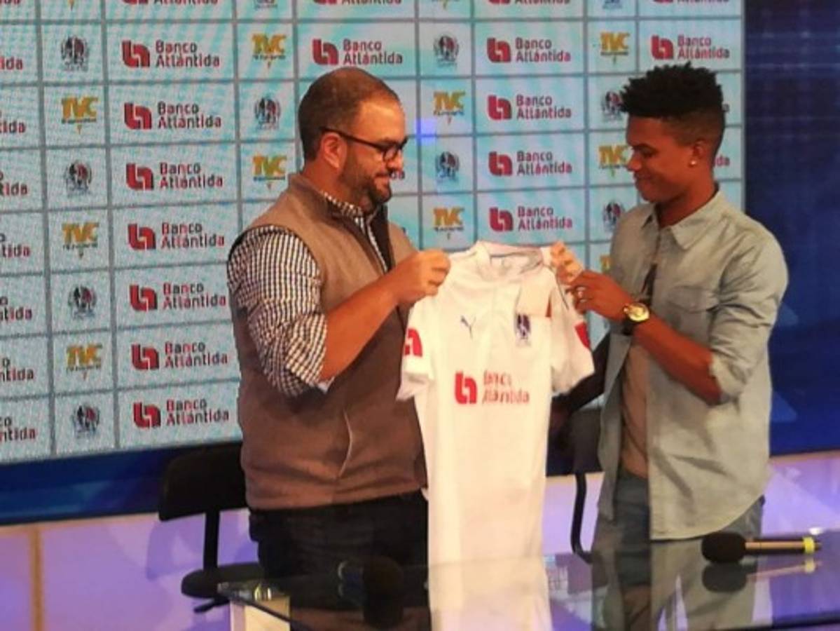 Panameño Luis Ovalle ya está con Olimpia