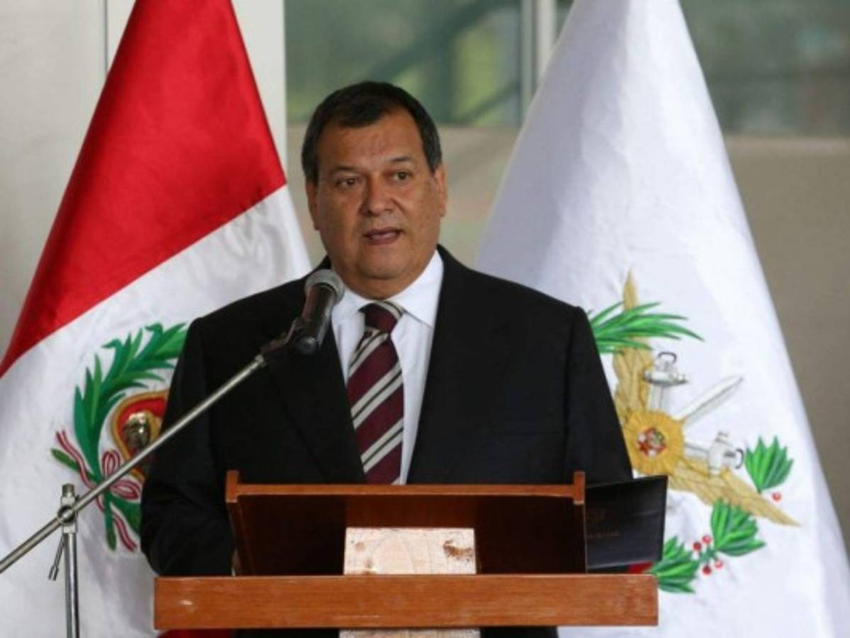 Presidente de Perú pierde a ministro de Defensa por indulto a Fujimori  