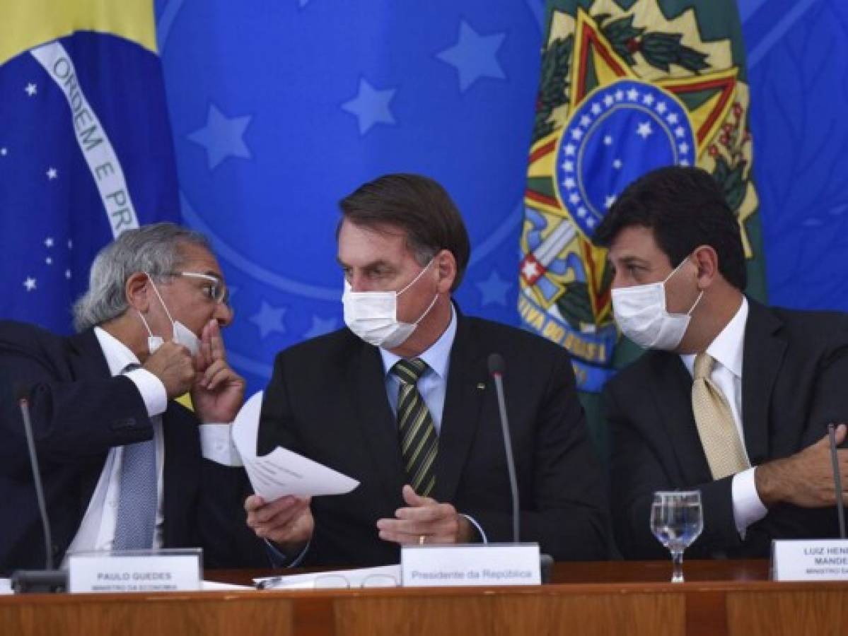 Jair Bolsonaro despide a ministro de Salud tras disputa por virus