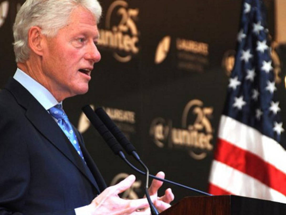 Bill Clinton exhorta a políticos a atender problemas de nación