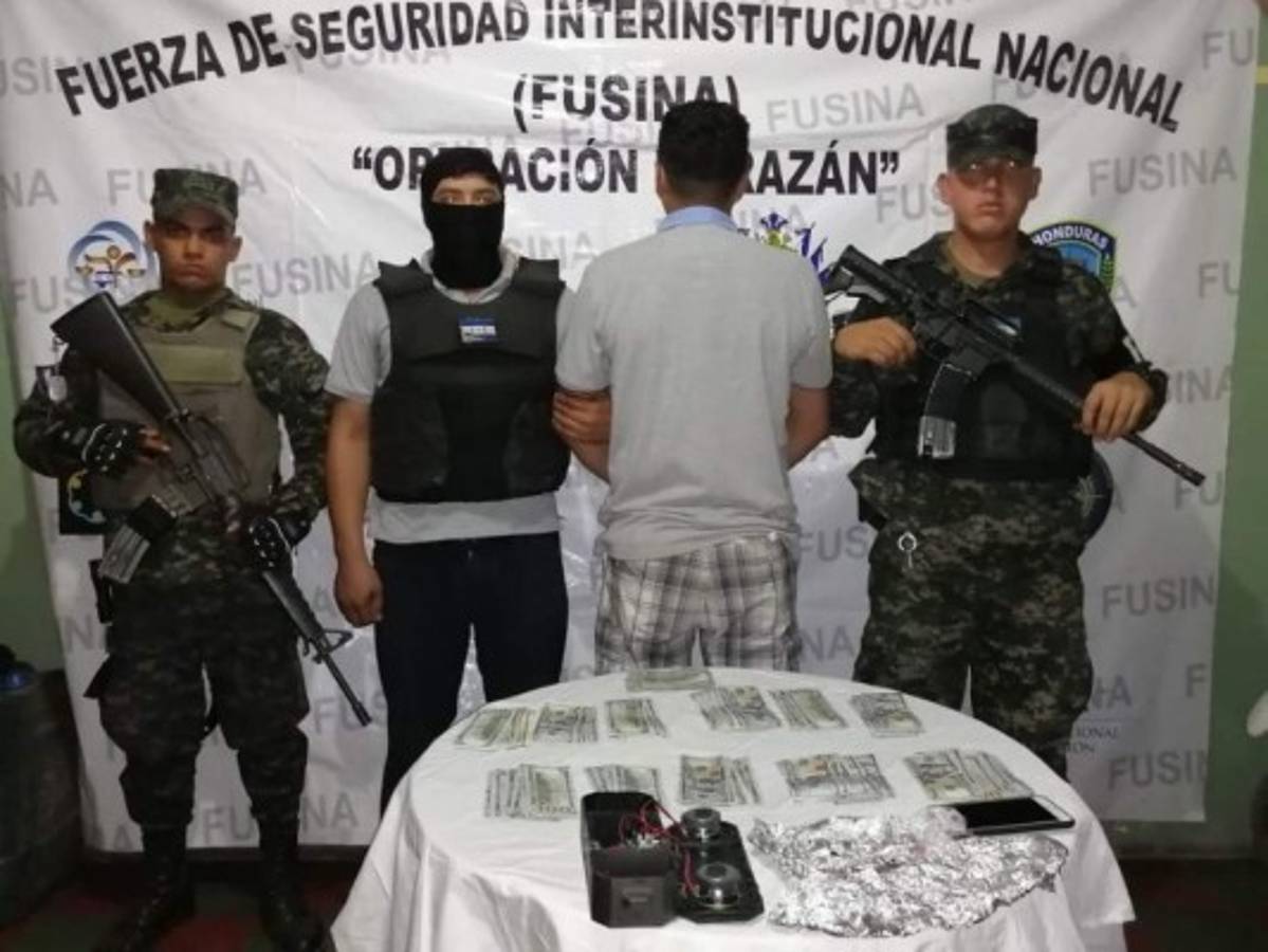 Los detienen por llevar dinero ilícito dentro de reproductor de música