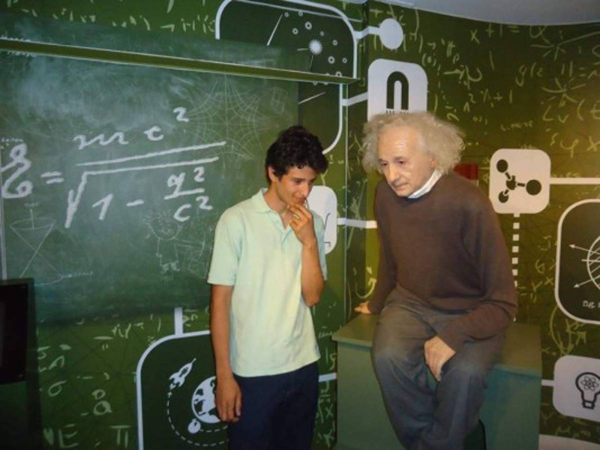 El hondureño visitó el Museo de Cera de Holanda, donde se retrató con la réplica del aclamado cientítico Albert Einstein.