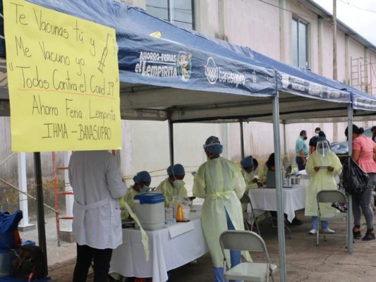 Expositores de Ahorro Ferias 'El Lempirita” reciben la vacuna contra Coronavirus