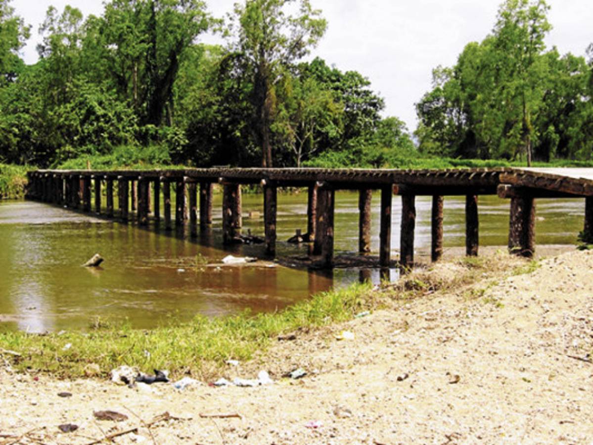 Puentes de madera sirven de paso en río Guayape