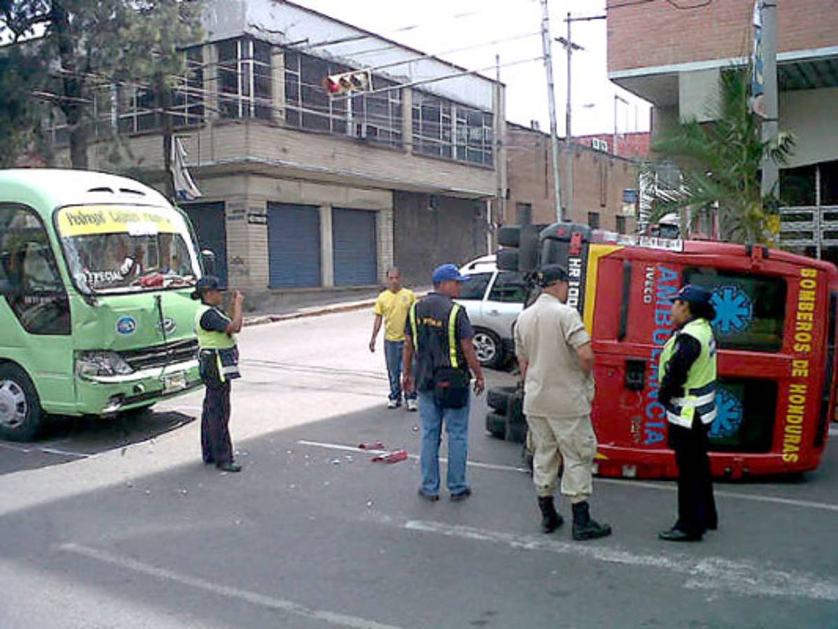 Dos bomberos heridos en choque de rapidito y ambulancia