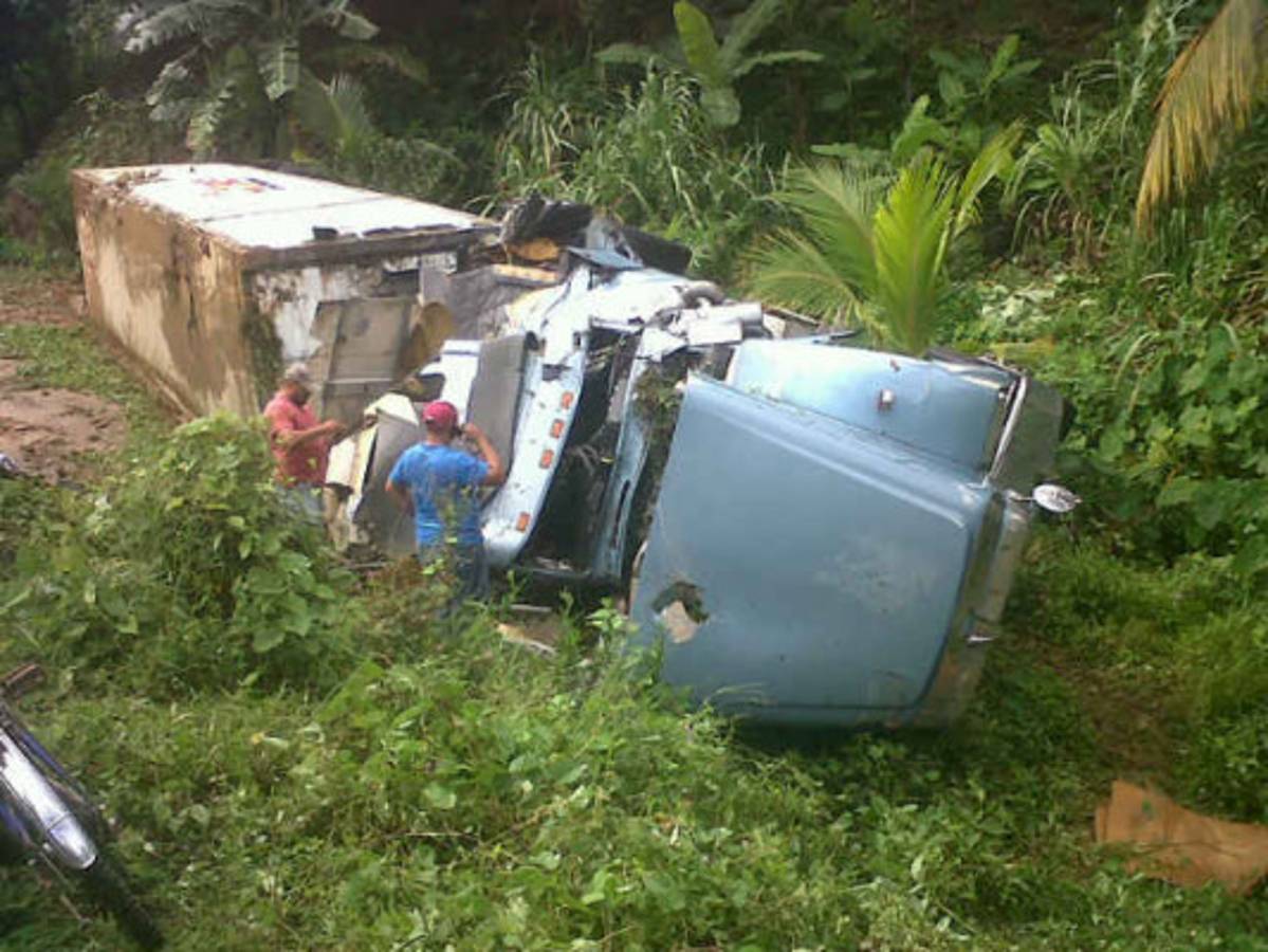 Conductor de rastra gravemente herido tras accidente en Atlántida