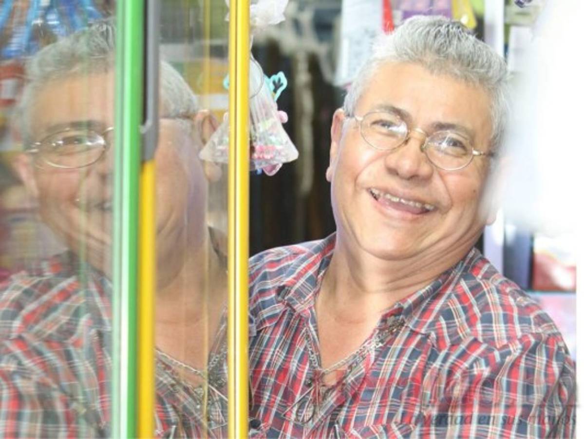 Ángel Banegas siempre atiende con una sonrisa a sus clientes.