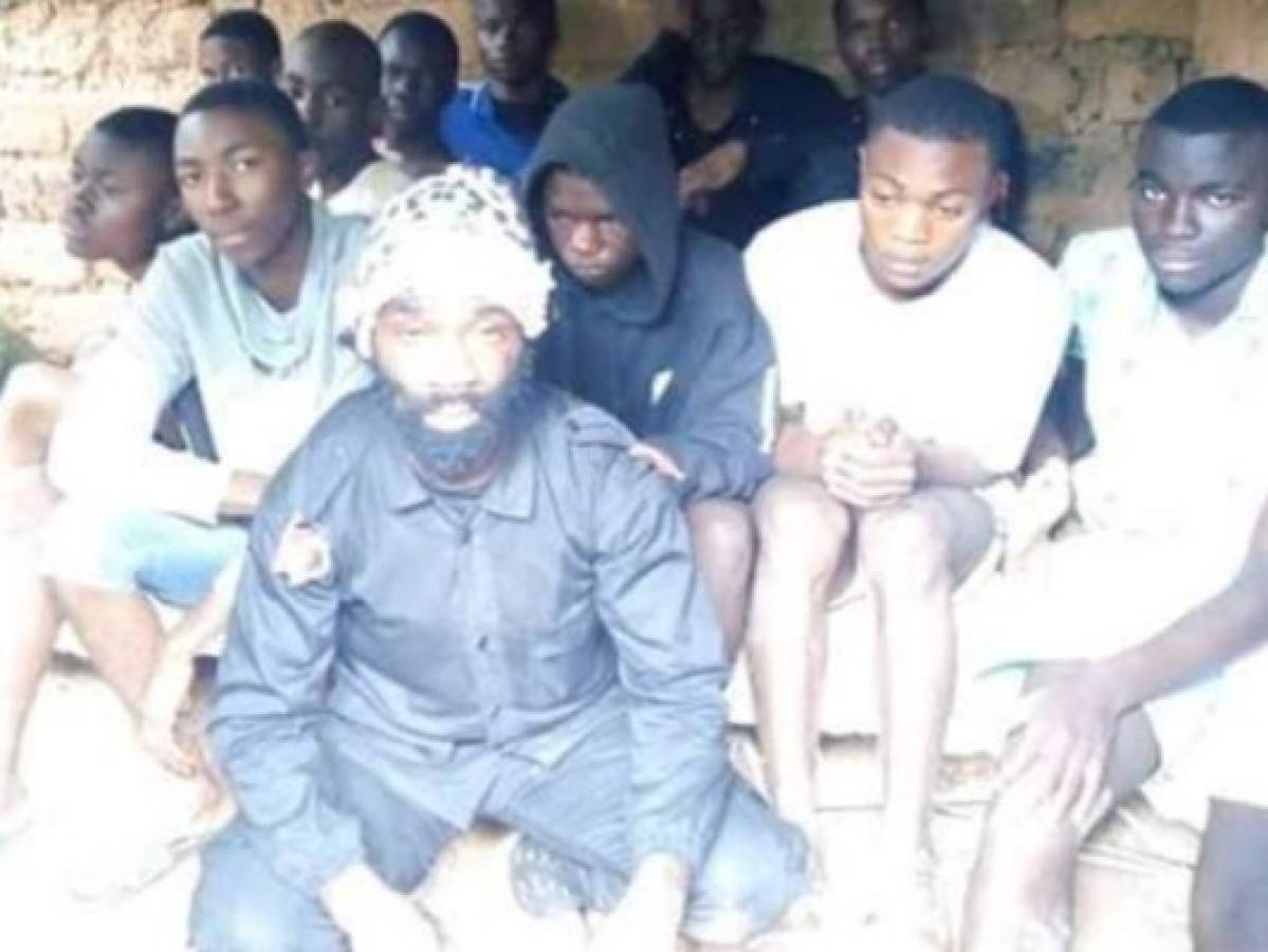Hombres armados secuestran a 78 estudiantes en Camerún