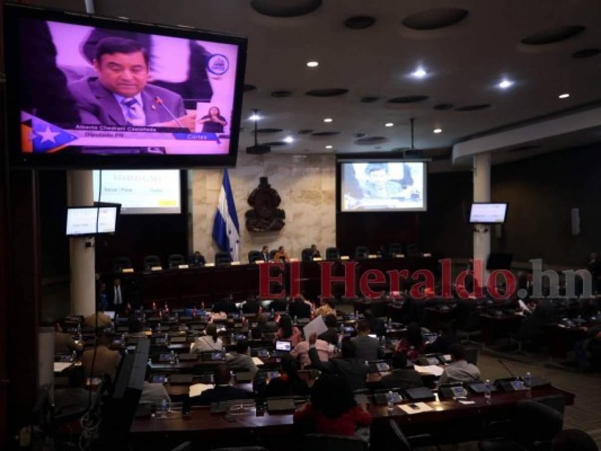 Bancadas de fuerzas mayoritarias desarrollan reuniones previo a sesión